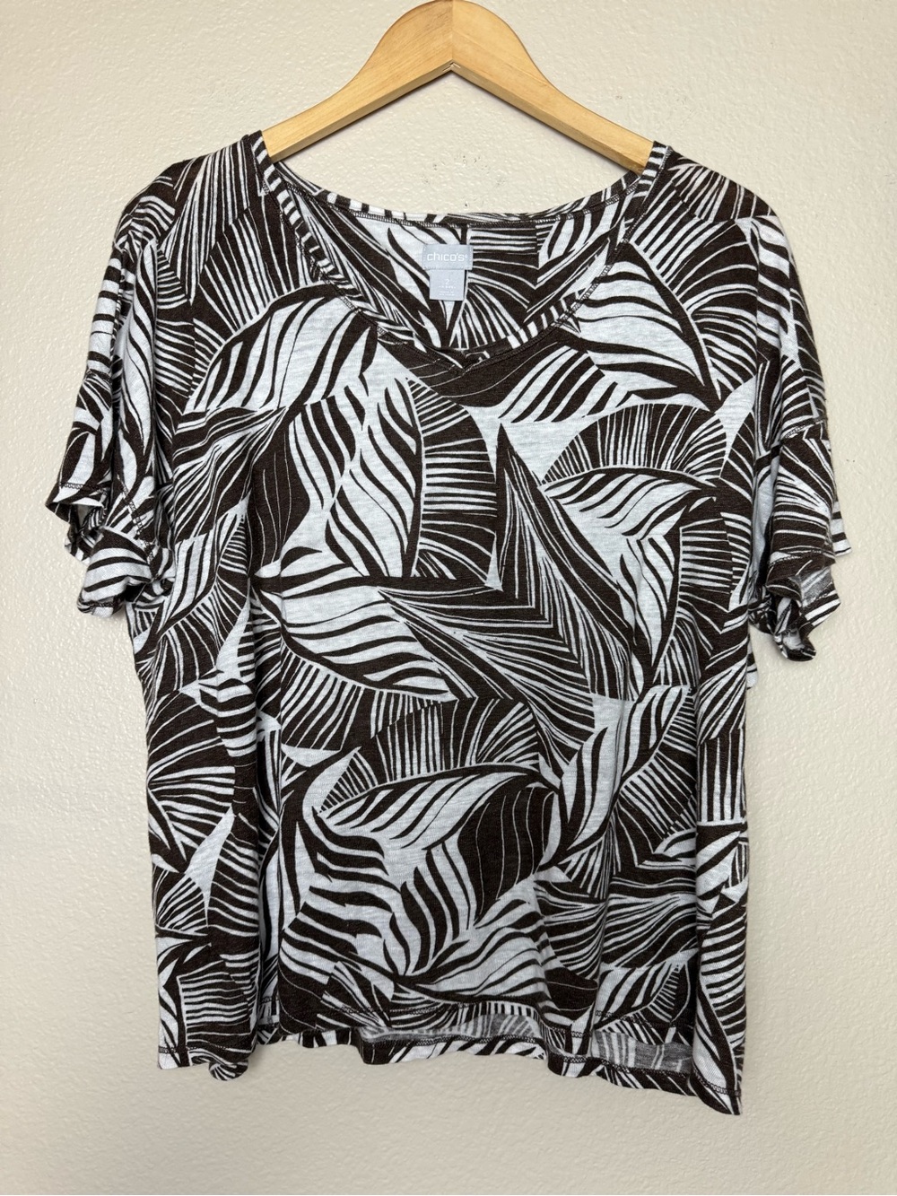 Chico's 100% Linen Black & White Leaf Print V-Neck Top